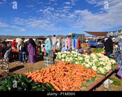 AZILAL, Marocco - 01 dicembre 2015: mercato provinciale nella parte centrale del Marocco in Azilal piccola città Foto Stock