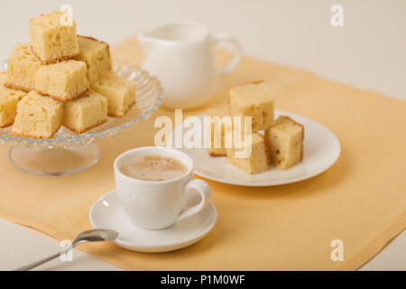 Banoffee casalinga con il caffè. Banana biscotti piazze. Messa a fuoco selettiva. Foto Stock