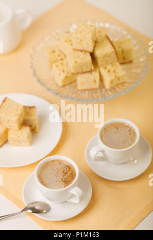 Banoffee casalinga con il caffè. Banana biscotti piazze. Messa a fuoco selettiva. Foto Stock