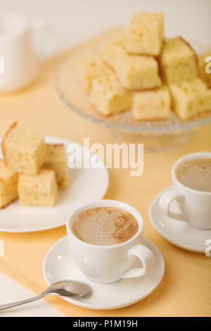 Banoffee casalinga con il caffè. Banana biscotti piazze. Messa a fuoco selettiva. Foto Stock