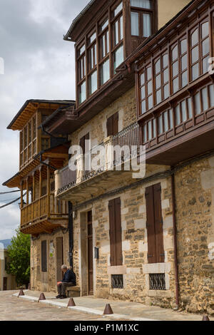 Puebla de Sanabria, Spagna - 30 Maggio 2018: vecchie case di Puebla de Sanabria, Castilla y Leon, Spagna Foto Stock