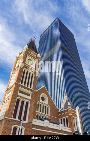 Il David Malcolm il Centro di Giustizia torreggia sul Municipio di Perth, nel centro di Perth, Western Australia, Australia Foto Stock