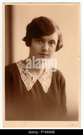 PRAHA (Praga), la Repubblica cecoslovacca - circa 1930: l'annata la foto mostra il Ritratto di giovane donna. La fotografia in studio con effetto seppia è stata presa nei primi anni trenta. Foto Stock