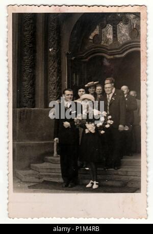 PRAHA (Praga), LA REPUBBLICA SOCIALISTA CECOSLOVACCA - circa 1950: Retro foto mostra gli sposi ed ospiti di nozze sulla scalinata della Cattedrale (chiesa). Fotografia in bianco e nero. Foto Stock