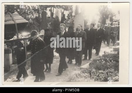 PRAHA (Praga), la Repubblica cecoslovacca - circa 1940s: funerale cancellieri portano la bara giace sul catafalco. Bianco & Nero foto di antiquariato. Foto Stock