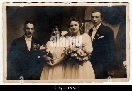 La Repubblica cecoslovacca - circa trenta: Vintage foto di due coppie di sposi. Bianco & nero antico ritratto in studio. Foto Stock
