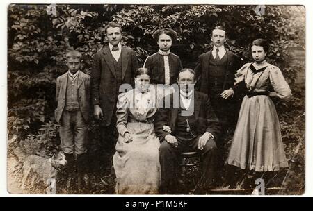 La Repubblica cecoslovacca - circa trenta: Vintage foto mostra una grande famiglia civico pone all'esterno. Bianco & Nero fotografia di antiquariato. Foto Stock