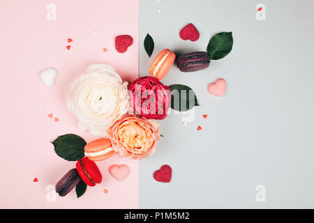 Composizione di macarons e fiori Foto Stock