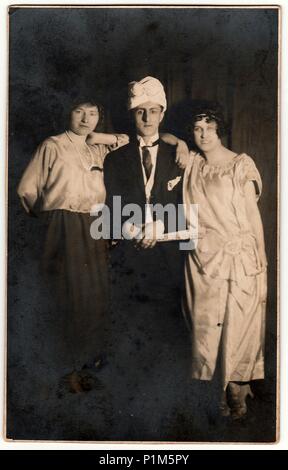 PRAHA (Praga), la Repubblica cecoslovacca - circa 1940s: Vintage mostra fotografica di attore e attrici sul palcoscenico del teatro. Bianco & Nero antuque fotografia. Foto Stock