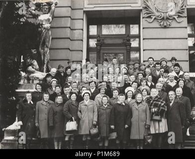 KARLOVY VARY, LA REPUBBLICA SOCIALISTA CECOSLOVACCA - circa settanta: Retro mostra fotografica di un grande gruppo di persone che pongono al centro termale. Bianco & Nero fotografia vintage. Foto Stock