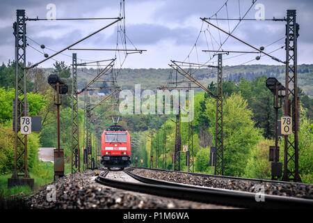 Westerstetten, Germania - 1 Maggio 2018: Classe DBAG 146 locomotiva elettrica di Deutsche Bahn AG, un'azienda ferroviaria tedesca. Il numero di serie 146 210-0. Foto Stock