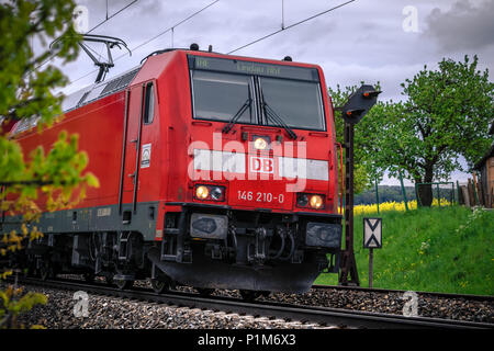 Westerstetten, Germania - 1 Maggio 2018: Classe DBAG 146 locomotiva elettrica di Deutsche Bahn AG, un'azienda ferroviaria tedesca. Il numero di serie 146 210-0. Foto Stock