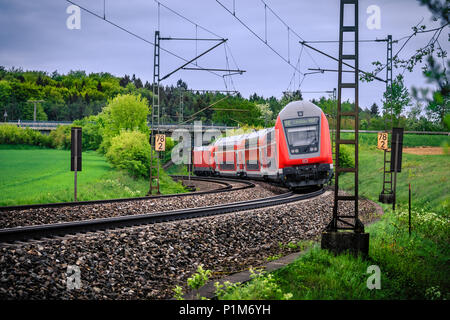 Westerstetten, Germania - 1 Maggio 2018: Treno ad alta velocità di Deutsche Bahn AG, un'azienda ferroviaria tedesca. Foto Stock
