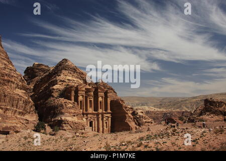 Petra, annuncio Deir, il monastero e equiseto formazione delle nuvole Foto Stock