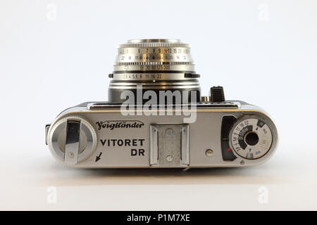 Retrò VOIGTLANDER Vitoret DR e Vito B profilo della telecamera su sfondo bianco Foto Stock