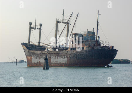 Devastata e abbandonata piccola nave nella laguna di Venezia Foto Stock