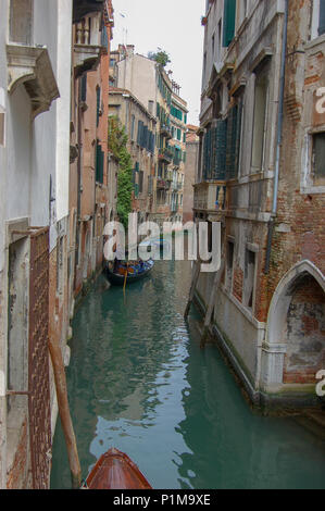 Visualizzazione classica di una stretta torna cana con gondola e edifici pendente, Venezia, Italty Foto Stock