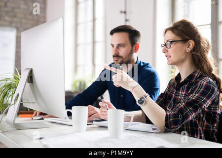 Giovani architetti che lavorano sul progetto in ufficio Foto Stock