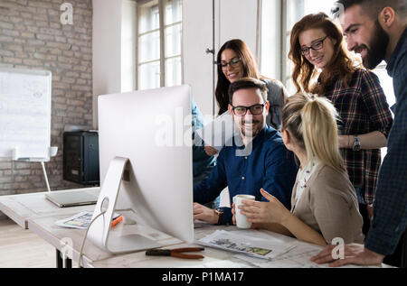 Giovani architetti che lavorano sul progetto in ufficio Foto Stock