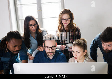 Giovani architetti che lavorano sul progetto in ufficio Foto Stock