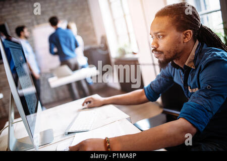 Giovane architetto lavora sul computer in ufficio Foto Stock