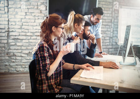 Giovani architetti che lavorano sul progetto in ufficio Foto Stock