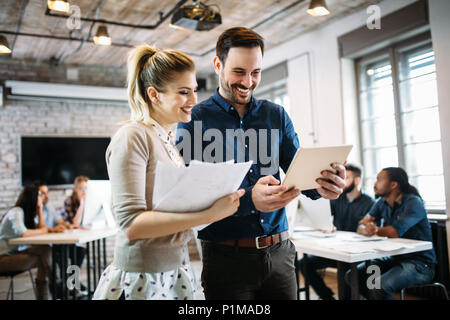 Ritratto di architetti avendo discussioni in ufficio Foto Stock