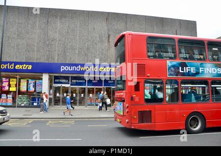 Il legno ramo verde di poundworld extra Londra nord N22 REGNO UNITO Foto Stock