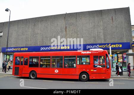 Il legno ramo verde di poundworld extra Londra nord N22 REGNO UNITO Foto Stock