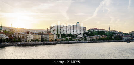 Vista del lato di Buda di Budapest e Castello di Buda dal fiume del Danubio al tramonto Foto Stock