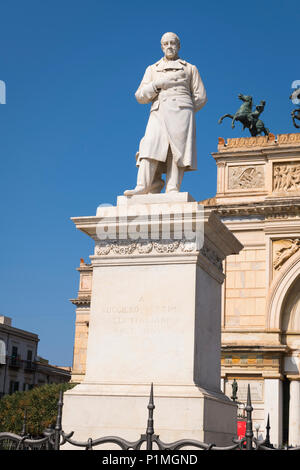 Italia Sicilia Palermo Piazza e statua di pietra scultura Ruggero Settimo 1778 - 1863 Presidente attivista politico dal Teatro Politeama Garibaldi Foto Stock