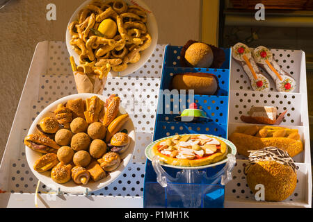 Italia Sicilia Palermo Cannoli & Co fiocco pasticceria siciliana origini arabe ? Cassate shop store window display pasticceria dolci prelibatezze tradizionali Foto Stock