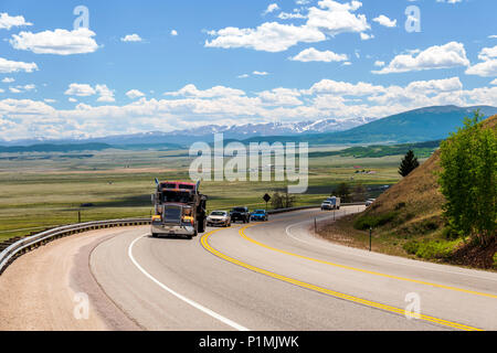 Il rimorchio del trattore sull'autostrada 285 con South Park valle al di là; da Kenosha Pass; central Colorado; USA Foto Stock