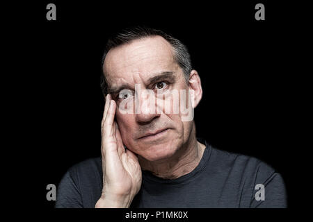 Primo piano alto contrasto Ritratto di Angry frustrato uomo su sfondo nero Foto Stock