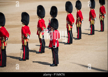 9 giugno 2018, Londra, Regno Unito. Trooping la cerimonia del colore nella sfilata delle Guardie a Cavallo, il compleanno di Queens Parade. Credito: Malcolm Park/Alamy Foto Stock