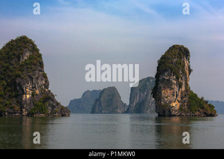 Ngon Tay isoletta nel canale a nord-est di Cat Ba Island, la baia di Ha Long, Quang Ninh, Viet Nam Foto Stock