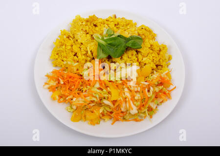 Bulgar cotto al forno con cavolfiore e insalata di verdure su sfondo bianco Foto Stock