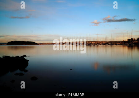 Barca a vela in sunset, Norvegia Foto Stock