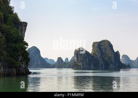 Il canale a nord di Cat Ba Island, la baia di Ha Long, Quang Ninh, Viet Nam Foto Stock