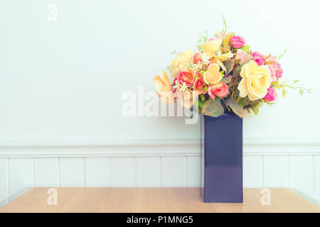 Vari fiori freschi disposizione in vaso sul tavolo di legno Foto Stock