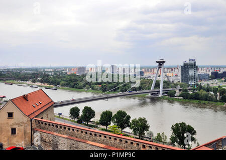 Vista del nuovo ponte e fiume Danubio dal Castello, Bratislava, Repubblica Slovacca , in Europa Foto Stock