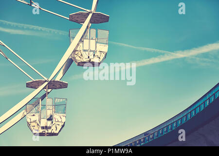 Vintage immagine stilizzata di due ruota panoramica Ferris vetture. Foto Stock