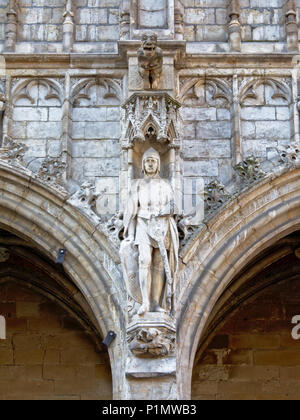 La scultura di un cavaliere medievale, dettaglio del gotico Bruxelles townhouse Foto Stock