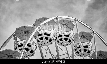 Immagine in bianco e nero di Ferris Wheel cars, concetto di infanzia. Foto Stock