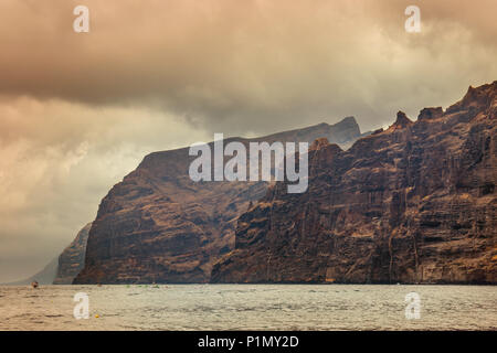 Nuvoloso scogliere di Los Gigantes a Tenerife, Isole Canarie, Spagna Foto Stock