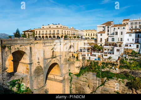 Ronda, Spagna, 05 Aprile 2018: El Tajo Gorge Canyon con nuovo ponte bianco e case di spagnolo in Ronda, Andalusia, Spagna Foto Stock