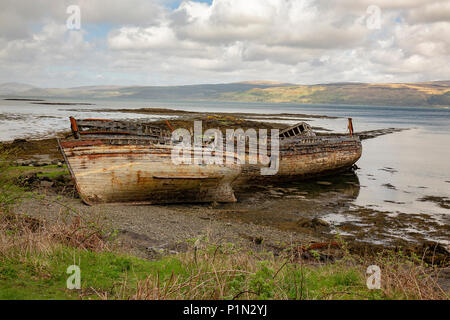 Egli tre Signore, abbandonò le barche da pesca sull'isola di Mull, Scozia Foto Stock