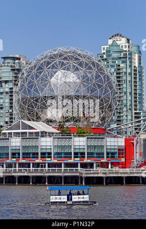 Aquabus ferry passato a vela il Telus mondo della scienza di cupola geodetica su False Creek, Vancouver, BC, Canada Foto Stock