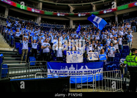 Mosca Mosca, Russia. Decimo Giugno, 2018. Zenith San Pietroburgo tifosi festeggiare dopo la conquista del terzo posto partita contro UNICS Kazan al VTB le quattro finali 93-79. Credito: Nicholas Muller/SOPA Immagini/ZUMA filo/Alamy Live News Foto Stock