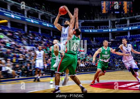 Mosca Mosca, Russia. Decimo Giugno, 2018. Scottie Reynolds di Zenith San Pietroburgo in azione contro Joaquin Colom di Kazan UNICS. Zenith beat UNICS Kazan 93-79 in terzo luogo il gioco del VTB quattro definitivi. Credito: Nicholas Muller/SOPA Immagini/ZUMA filo/Alamy Live News Foto Stock